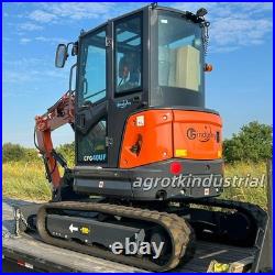 4 Ton Kubota Diesel Engine Mini Excavator with Hydraulic Thumb & A/C CFG-40UF Red