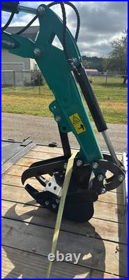 AGT Industrial H15R 1.5 Ton Mini Excavator 13.5 HP Rato Engine AGT Industrial H15R 1.5 Ton Mini Excavator 13.5 HP Rato Engine